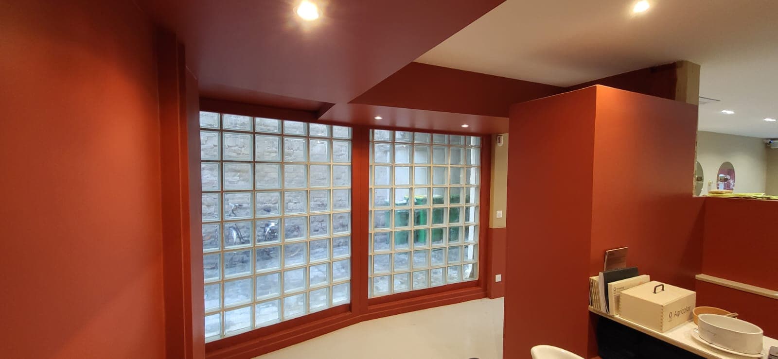 Réalisation d’un mur en pave de verre pour salon de coiffure - Image 2