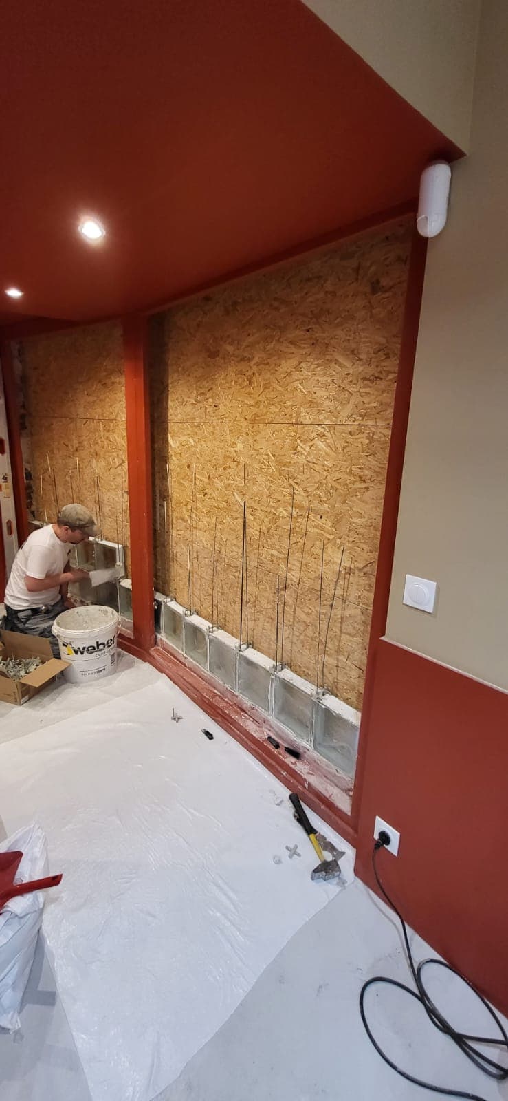 Réalisation d’un mur en pave de verre pour salon de coiffure - Image 1